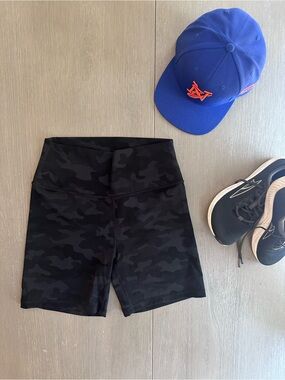 CRZ YOGA Black Camo High-Rise Shorts. NWT